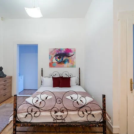 Historic Palace In Main Square-unirii Plazza Cluj-Napoca