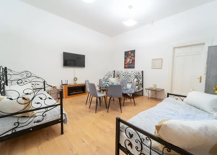 Historic Palace In Main Square-unirii Plazza Cluj-Napoca