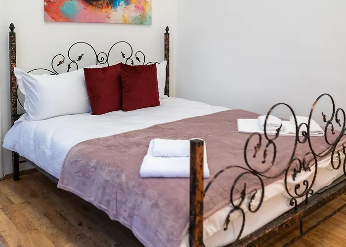 Historic Palace In Main Square-unirii Plazza Cluj-Napoca