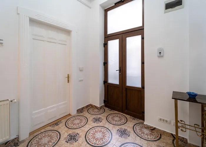 Villa Historic Palace In Main Square-unirii Plazza