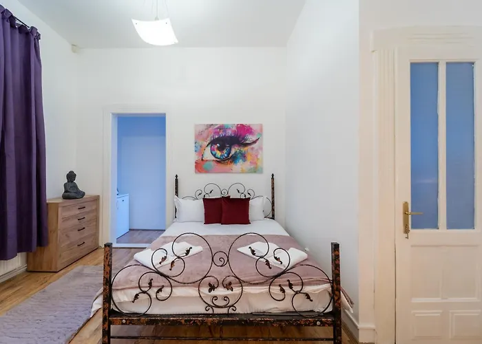 Historic Palace In Main Square-unirii Plazza Cluj-Napoca